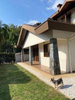Casa ampla com área externa e estacionamento - B&B Brusque