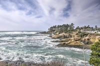 The Moby House Coastal Retreat with Ocean Views & Hot Tub - Chambres d'hôtes Depoe Bay