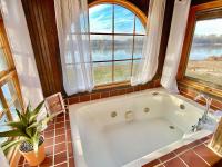Penthouse w Boho Loft and Jacuzzi and Balcony 3 bdrm - B&B Saint Joseph