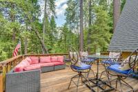 Sleek Blue Lake Springs Retreat w/ Deck & Yard! - B&B Arnold