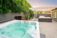 Santa Monica Luxe Home - Hot Tub, Pool Table, Grill & Cinema Projector - Bed and Breakfast Fullerton