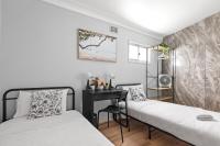 Budget Twin Room in Belmore - Convenient Stay Near Shops - Shared Bathroom - Chambres d’hôtes Sydney