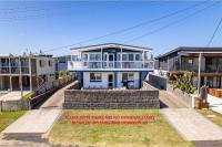 Pet friendly Anna Bay Beach Shack, 44 Ocean Avenue - fantastic 2 storey house with spectacular views - Chambres d'hôtes Eneabba