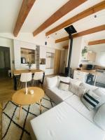 Maison calme avec grande chambre et salon, proche centre village & parc - B&B Aytré