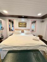 Independent Studio 25 Corner House Bandra west - B&B Mumbai