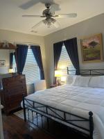 Charming Historic Duplex W Courtyard & Parking - B&B Savannah