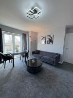 SandyCroft- Secure gated Parking & Close To Airport - Chambres d’hôtes Wythenshawe