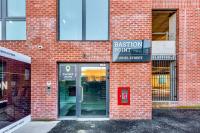 Stylish City Apartment with Juliette Balcony, Retro Games & Fast WiFi - B&B Liverpool