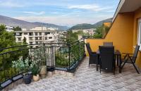 Appartamento con 1 Camera da Letto, Balcone e Vista Montagna 