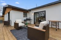 Game Room - Modern Beautiful Home - Bed and Breakfast Austin