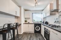 New 3 bedroom stylish home with drive & garden - B&B Manchester
