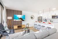 5 min Beach Walk, Upscale with Parking, No Resort Fee - B&B Honolulu
