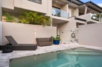 Deluxe Noosa home w pool walk to River and beach - B&B Noosaville