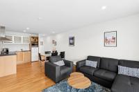 2 Bed with 2 Ensuites Central to ski fields Balcony Sleeps 4 - B&B Wanaka