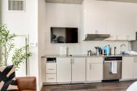 Boulevard Stays Highrise STU Sky Pool Parking Gym 28 - B&B Phoenix