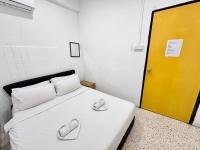 Chambre Lit Queen-Size avec Salle de Bains Commune 