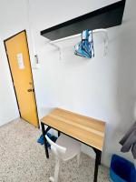 Chambre Lit Queen-Size avec Salle de Bains Commune 