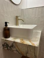 Habitación con cama extragrande y vistas al jardín 