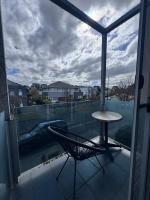 Luxe Riverside Oasis 3BR for 6 Guests Home Near Flemington Racecourse 16 min to CBD 20 min to Airport 2 mins walk to Public Transport to go to Train Station and Highpoint Shopping Centre - Chambres d'hôtes Melbourne