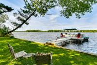 Lakefront Retreat with Pedal Boat and Dock in Kalkaska - Bed and Breakfast Darragh