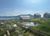 Charming House In An Old Barn By The Lighthouse - B&B Godøy