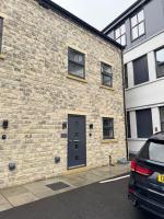 3 Bedroom House with free on site Parking next to the Canal - Bed and Breakfast Keighley