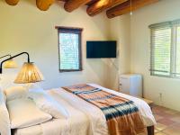 Habitación con cama extragrande y bañera de hidromasaje