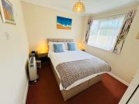 2 Bedroom Chalet SB144, Sandown Bay, Isle of Wight, Dog Friendly, Free Wifi - Chambres d'hôtes Brading
