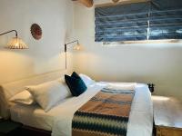 Habitación con cama extragrande y vistas al jardín 