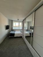 Sunny Flat w Balcony & King Bed - Bed and Breakfast Londen