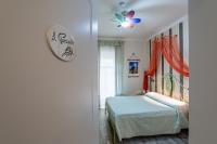 Zimmer mit Kingsize-Bett und Gartenblick. 