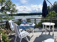 Modern Cottage with Lakeside Location and Idyllic Setting near Loftahammar - Chambres d'hôtes Loftahammar