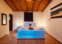 Zimmer mit Kingsize-Bett und Seeblick