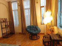 Zimmer mit Kingsize-Bett und Balkon