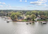 Unique LKN Waterfront Home with Dock - B&B Mooresville