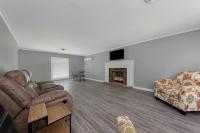 Spacious Backyard • Fireplace • Mins from Downtown - B&B Glasgow