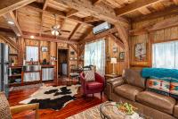 Saw Mill Cabin - Hot Tub & 10 Mins to Main St - Chambres d'hôtes Fredericksburg