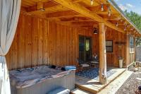 Saw Mill Cabin - Hot Tub & 10 Mins to Main St - Chambres d'hôtes Fredericksburg