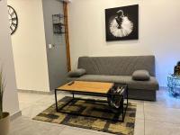 Chic 2-BR Loft w and Yard - Bed and Breakfast Pietà