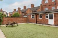 Large Ground Floor Pet Friendly 2 Bedroom Apartment with FREE Parking - B&B Loughborough