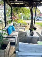 2 bedroom Guest House with comp ride to the airport - B&B Ladyville