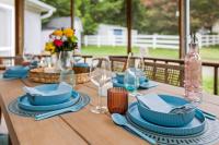 Sapphire Bloom, New Boutique Lake Escape with Hot tub - Chambres d'hôtes Mooresville