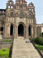 Face à face époustouflant avec la cathédrale ! - B&B Le Puy-en-Velay