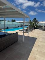 Villa Ashdene - luxury modern villa with large heated pool wifi uk tv bar & BBQ - B&B Playa Blanca