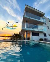 JamC Dream direkt am Meer mit beheiztem Pool - Chambres d’hôtes Privlaka