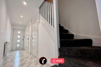 Spacious 4 Bedroom House for 8 Guests Ideal for Families and Contractors, WIFI and Free Parking - Chambres d'hôtes Aldershot