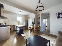 2 BR with Soaking Tub and Onsite Parking - B&B Chicago