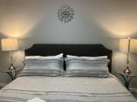 Modern 2 bedroom, 2 king beds, close to Hwy - B&B Kitchener