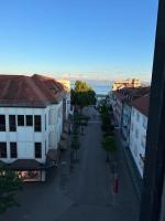 City Apartement mit Seeblick, TOPLAGE Stadtblick, Shopping & 1 Minute zum Bodensee - Chambres d'hôtes Friedrichshafen