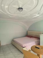 Zimmer mit Kingsize-Bett und Gartenblick. 